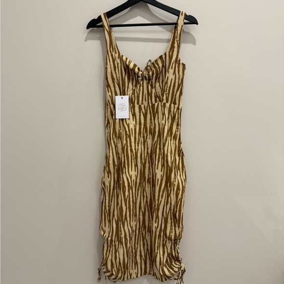 Backyard Roses Dress - Picture 3 of 7